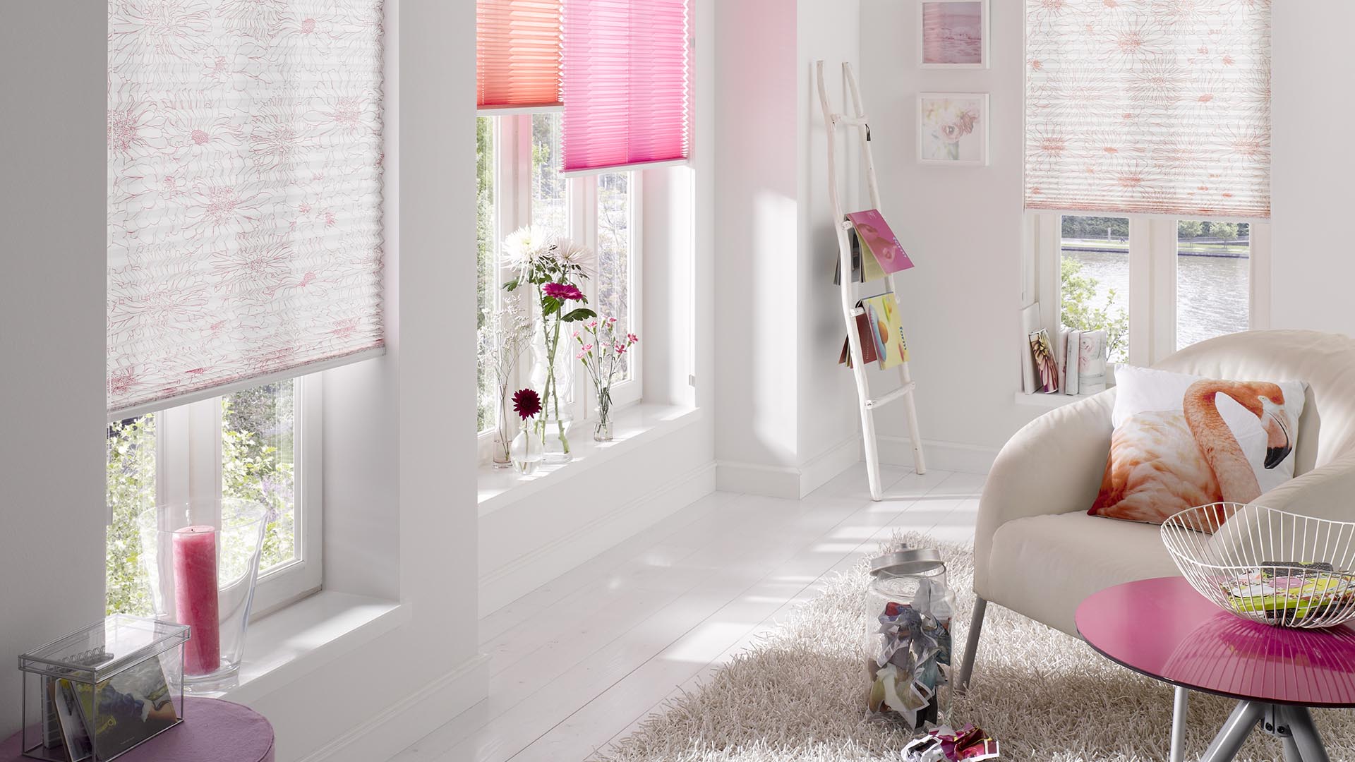 Moderne freihängende Plissees in weiß und rosa