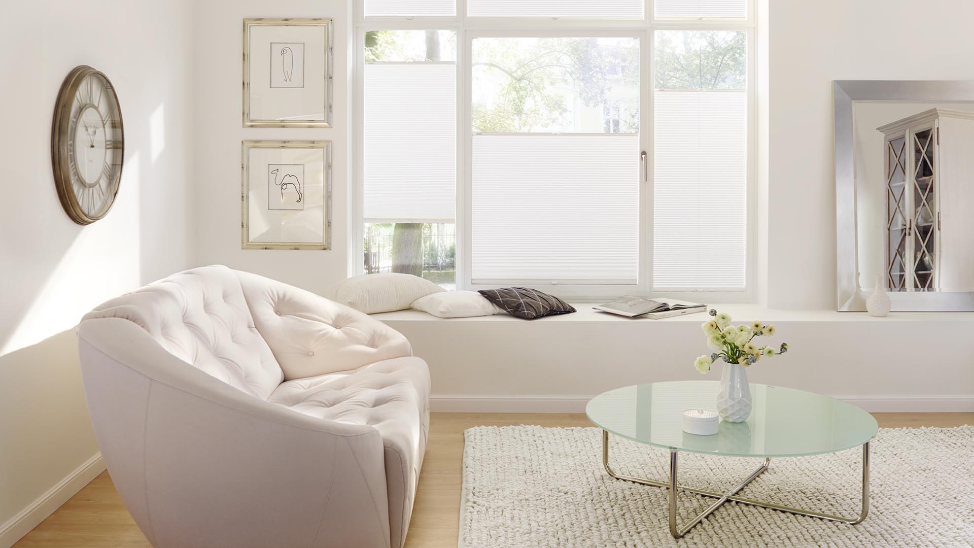 Weiße Plissees als Blickschutz in einem Wohnzimmer in der DIX-Ausstellung