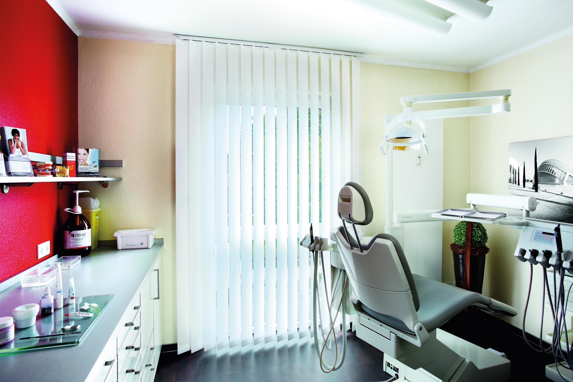 Lamellenvorhang in einem sterilen Raum einer Arztpraxis