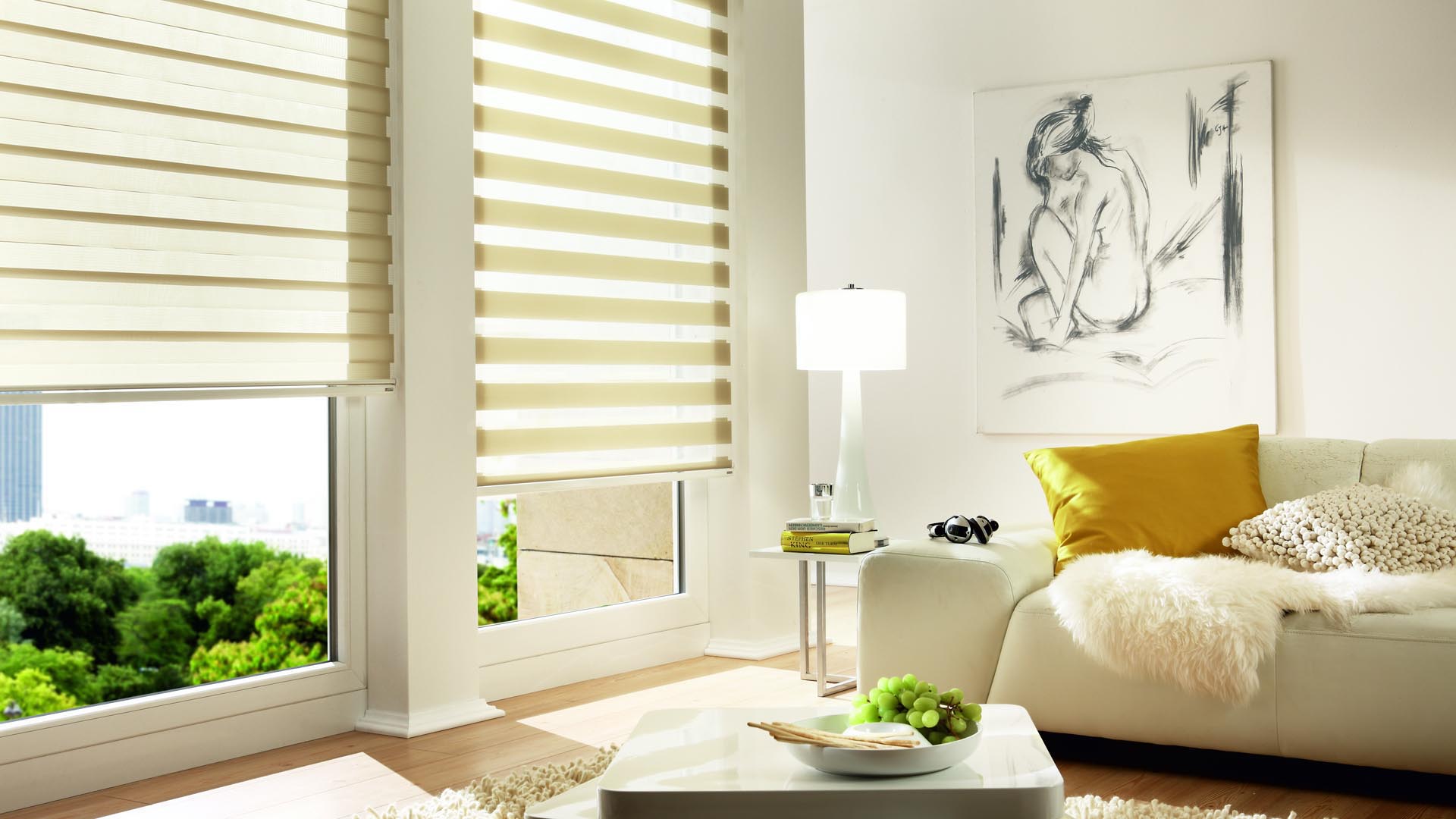 Vario-Rollo in weiß und beige an einem Wohnzimmerfenster