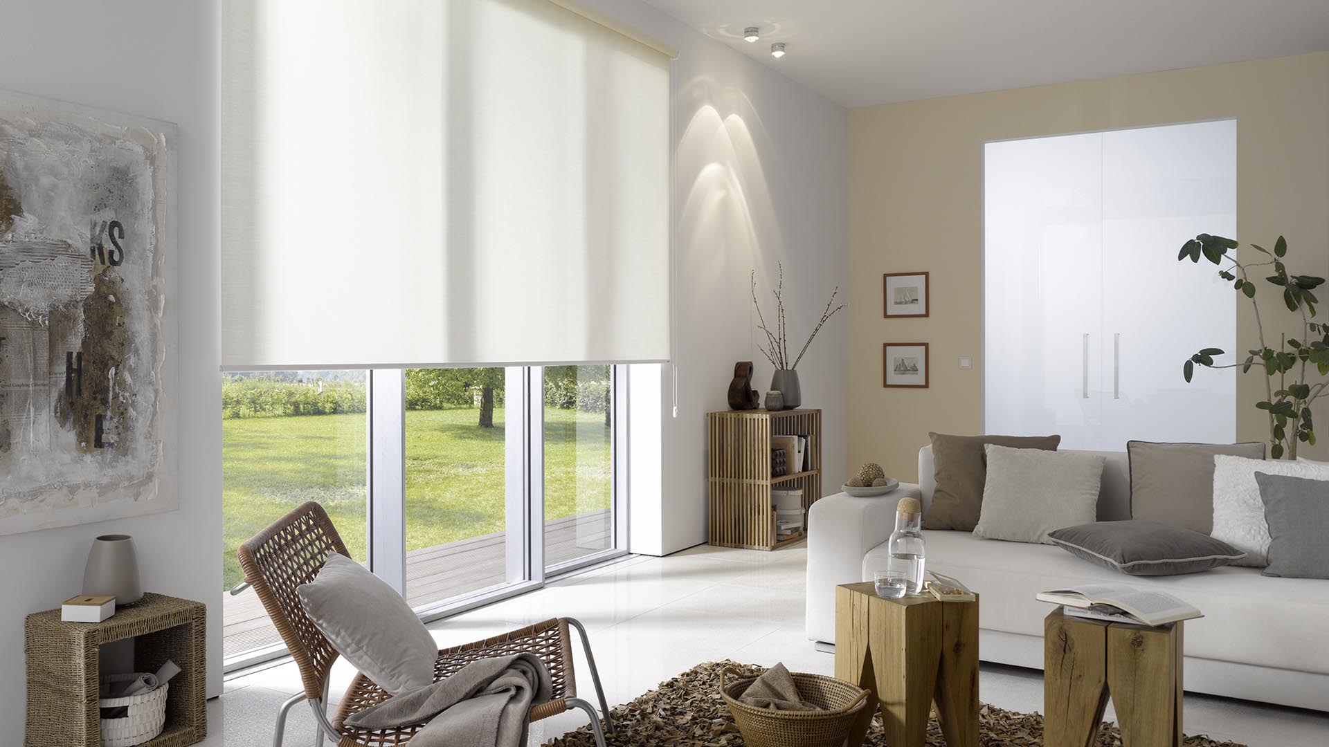 Design-Rollo an einem Wohnzimmerfenster in grau