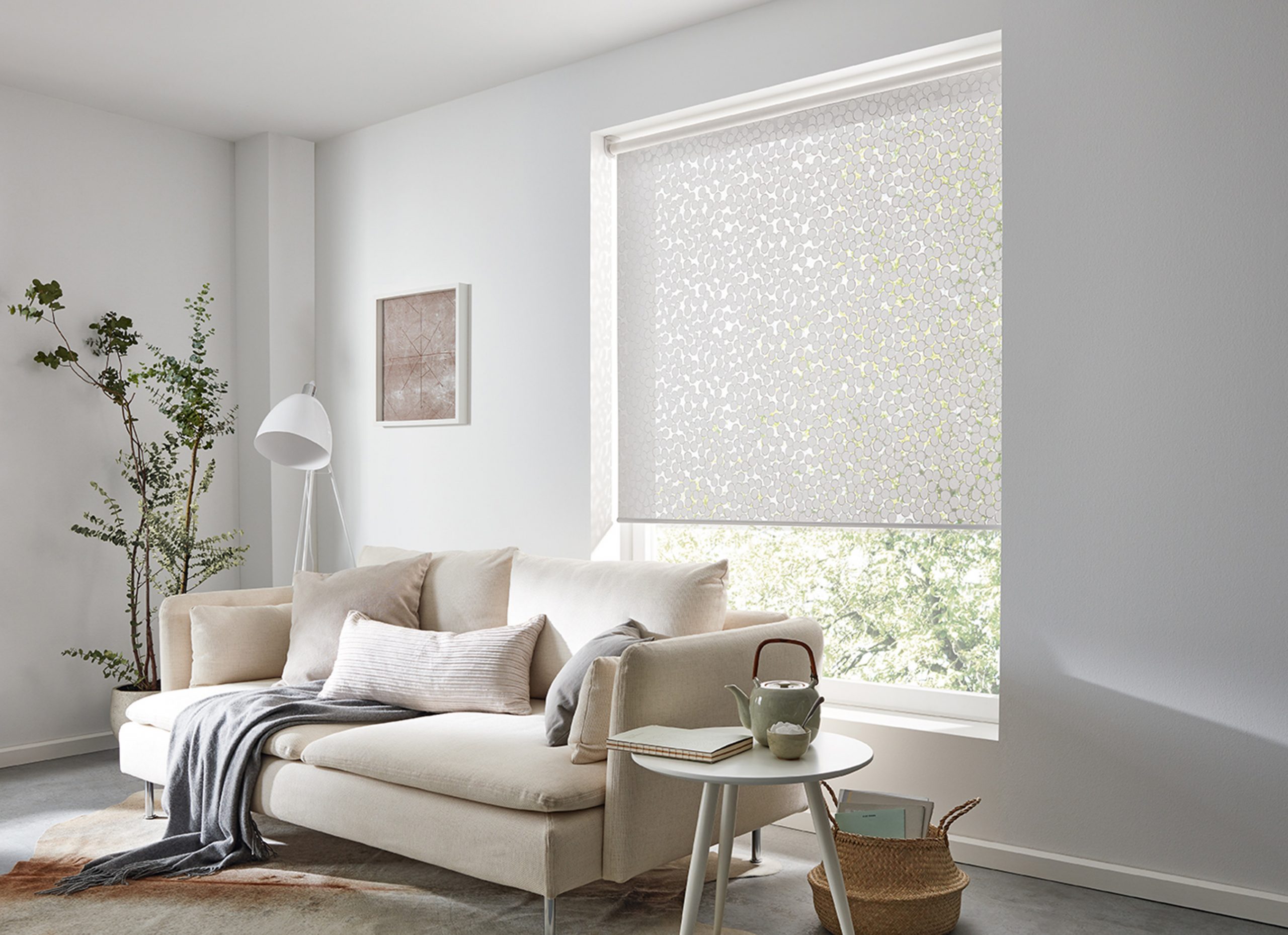 Das moderne Rollo am Fenster sorgt für einen effizienten Sicht- und Sonnenschutz