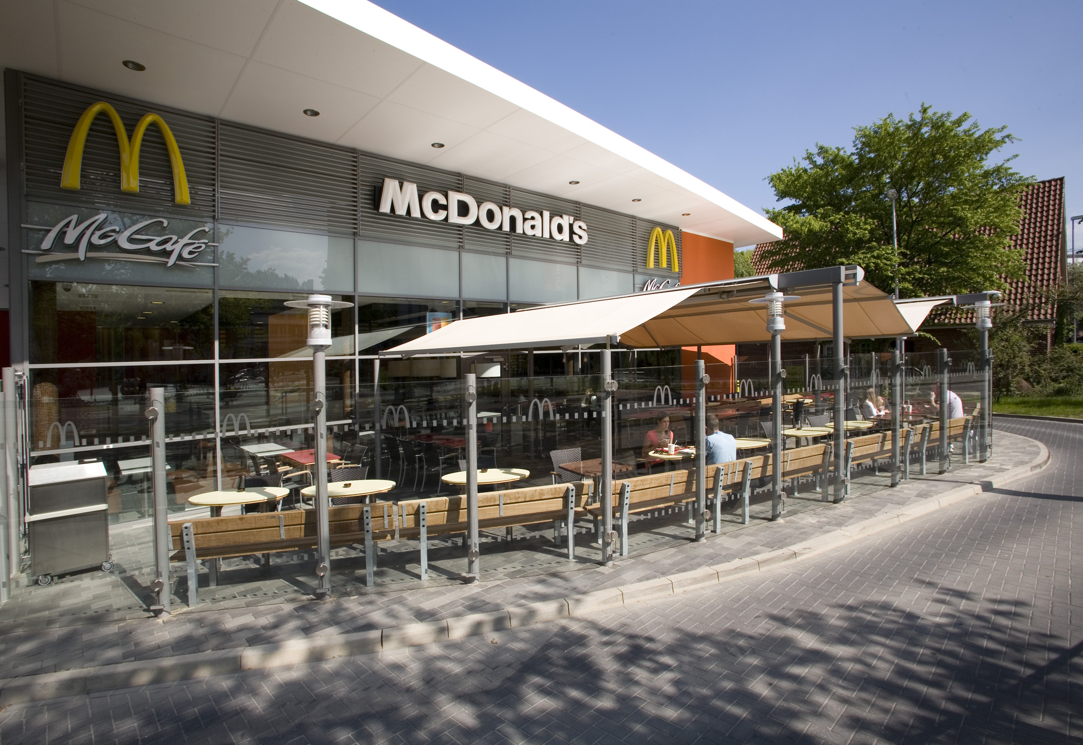 Markisen an einer McDonalds Filiale bieten den Gästen zusätzlichen Platz im Außenbereich.