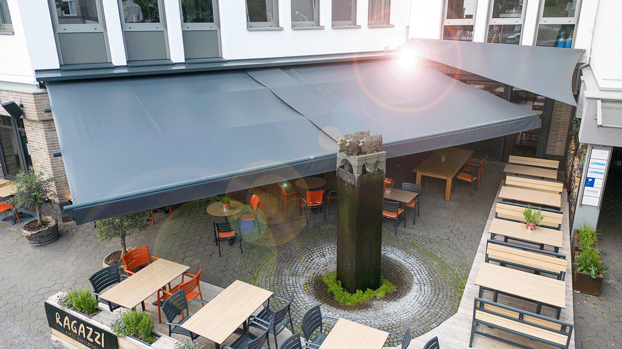 Scherenarmmarkisen vom DIX Markisen Zentrum schützen den Außenbereich des italienischen Restaurants Ragazzi Napoletana in Osnabrück. 