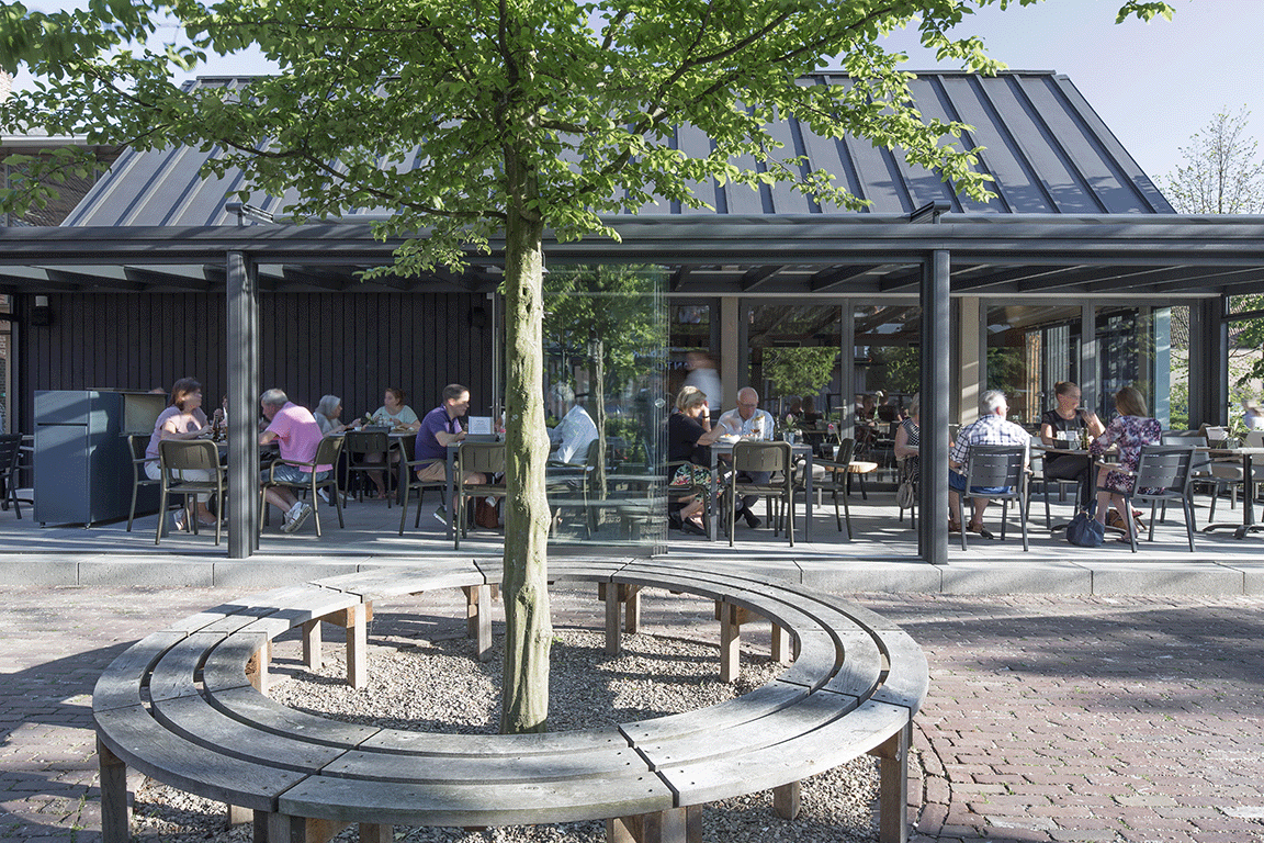 Terrassenüberdachungen für Gastronomiebetriebe erweitern die Gästekapazitäten und machen den Außenbereich nahezu ganzjährig nutzbar.