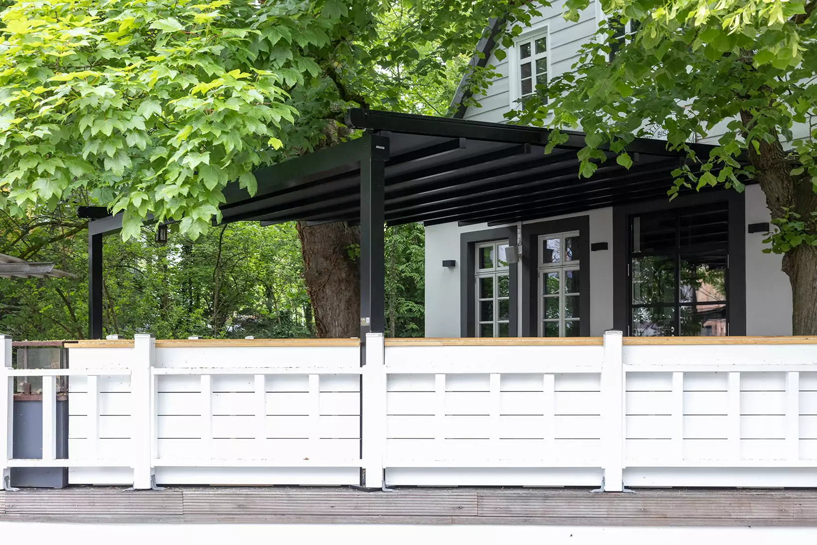 Pergola-Markise für stilvollen Sonnenschutz auf der Terrasse – robuste & elegante Lösung von DIX GmbH.