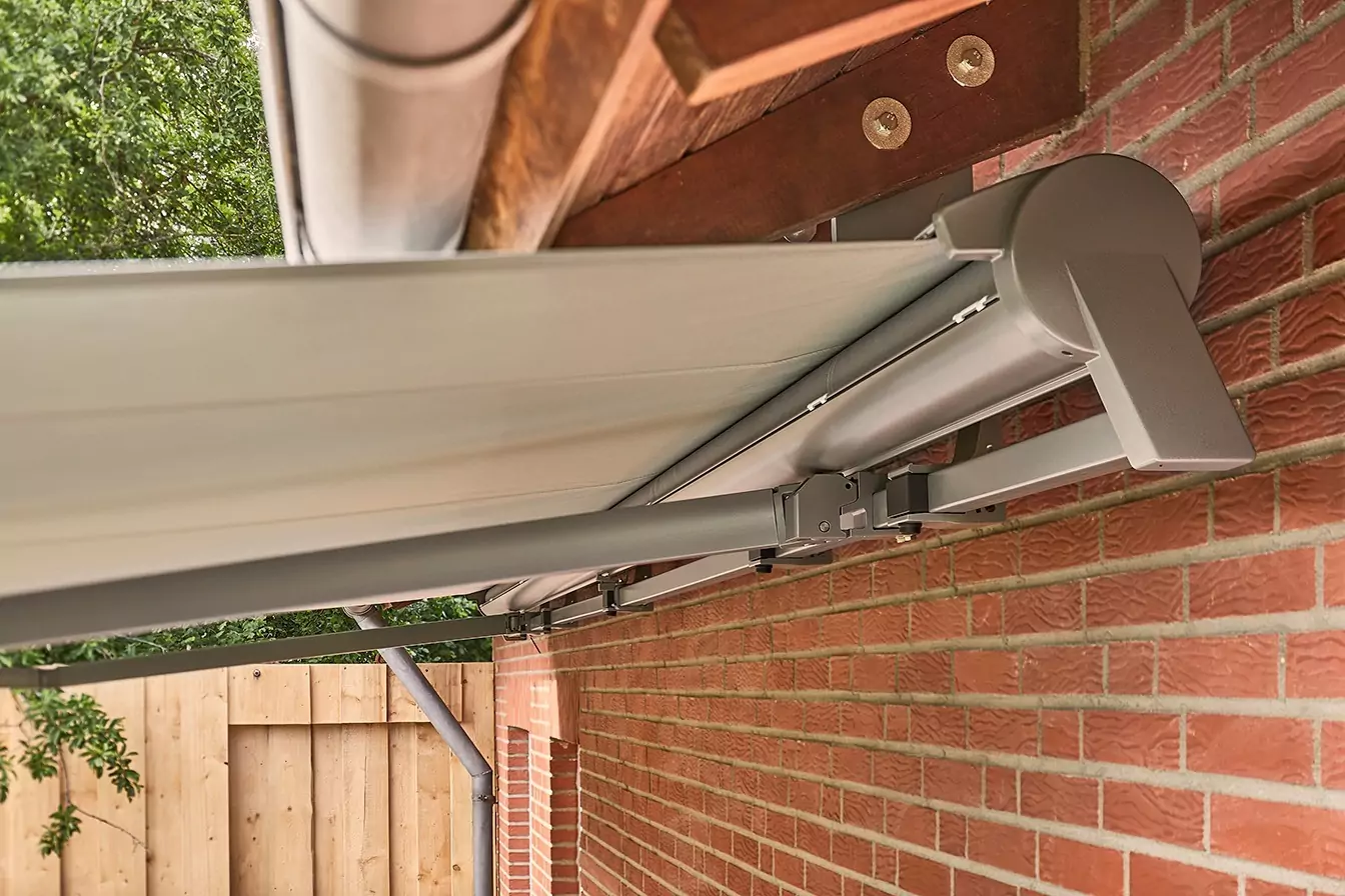 Halboffene Gelenkarmmarkise – flexibler und stilvoller Sonnenschutz für Terrasse und Balkon von DIX GmbH.