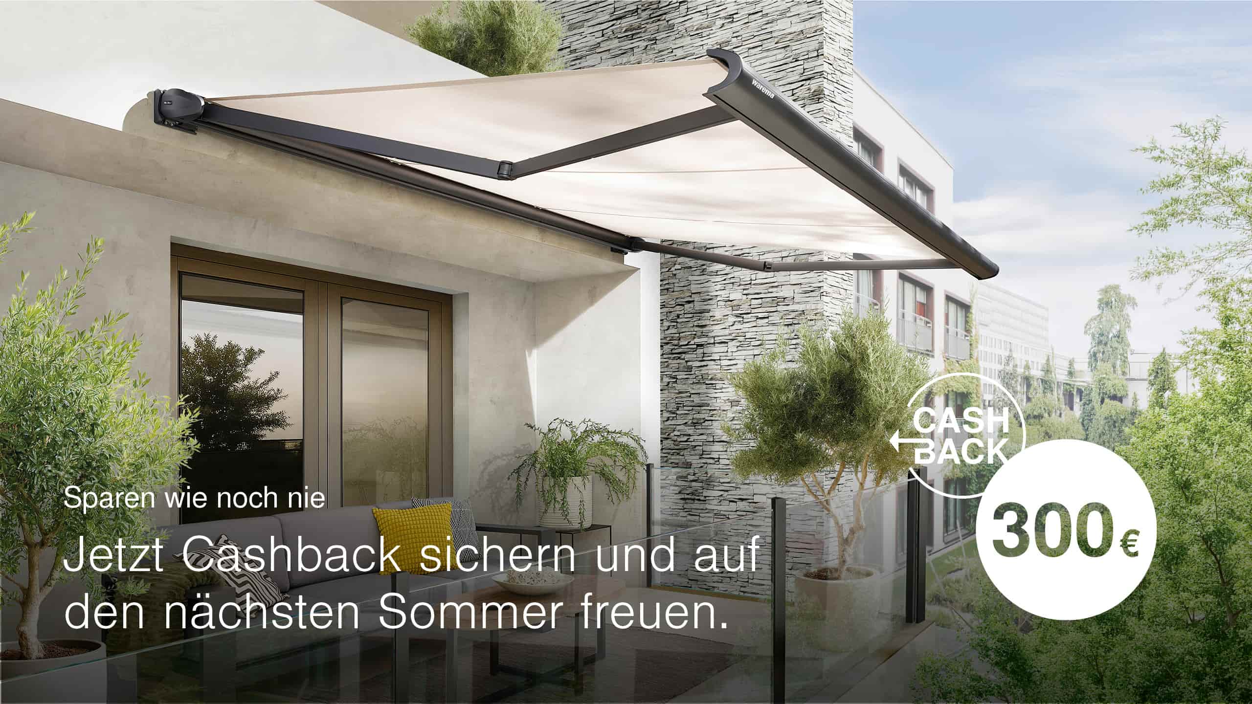 Ausgefahrene WAREMA Kassettenmarkise über einer Terrasse mit Hinweis auf 300 Euro Cashback