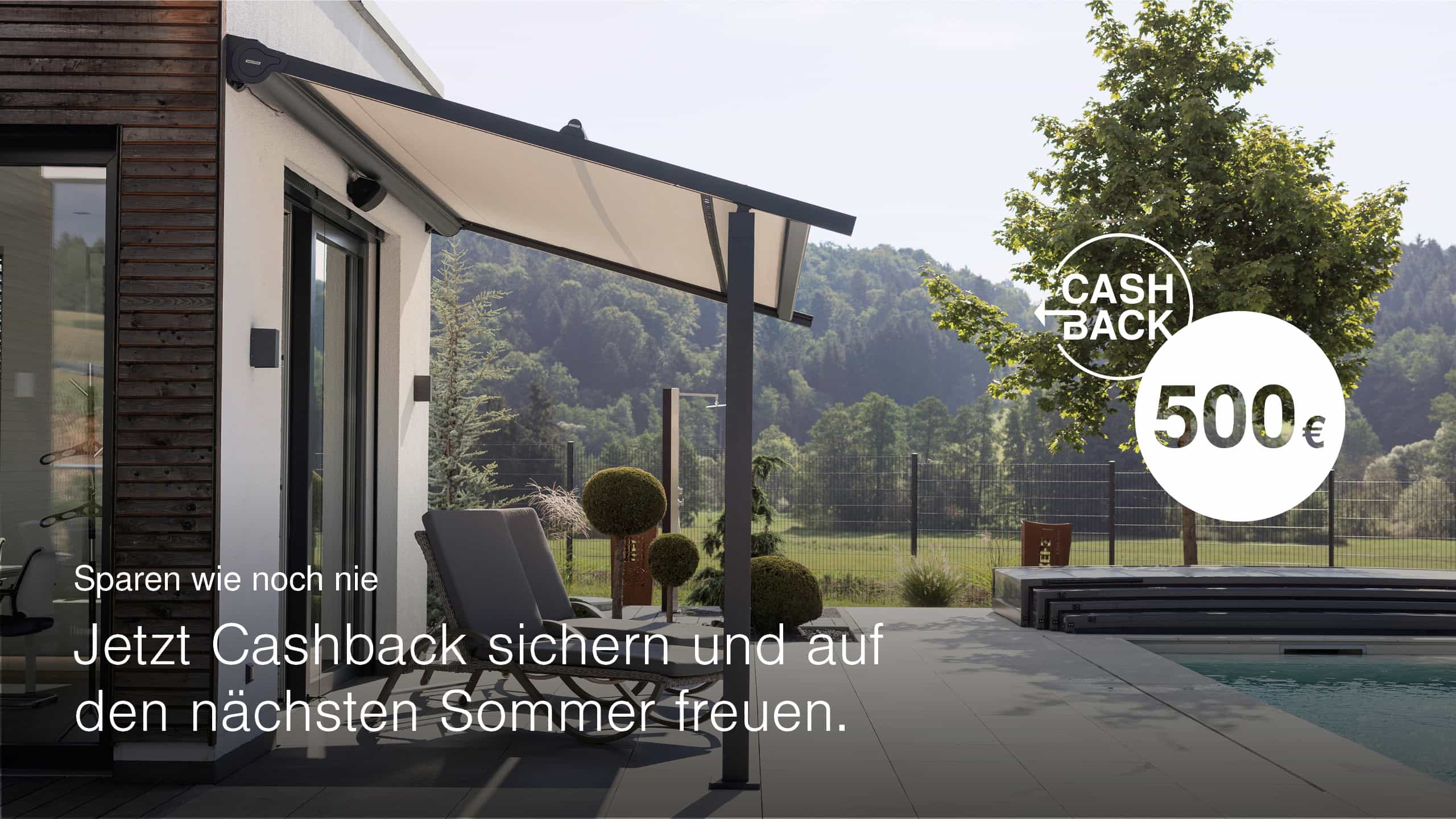 WAREMA Pergolamarkise über einer Terrasse am Pool mit Hinweis auf 500 Euro Cashback