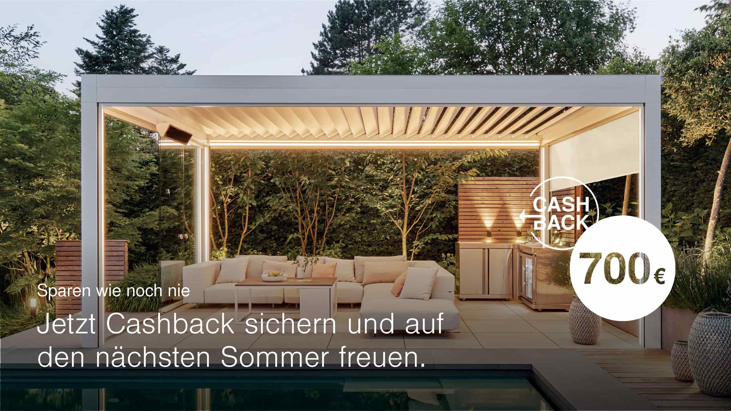 Beleuchtetes WAREMA Lamellendach über einer Lounge im Garten mit Hinweis auf 700 Euro Cashback